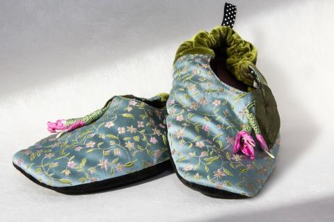 Slipper. The Thai for "slipper" is "รองเท้าแตะสวมในบ้าน". Slipper. The Thai for "slipper" is "รองเท้าแตะสวมในบ้าน".