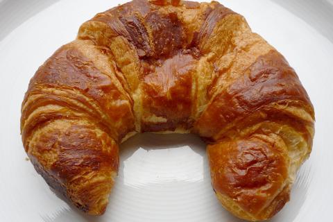 Croissant. The Thai for "croissant" is "ครัวซองส์".