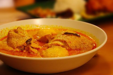 Red curry. The Thai for "red curry" is "แกงเผ็ด".