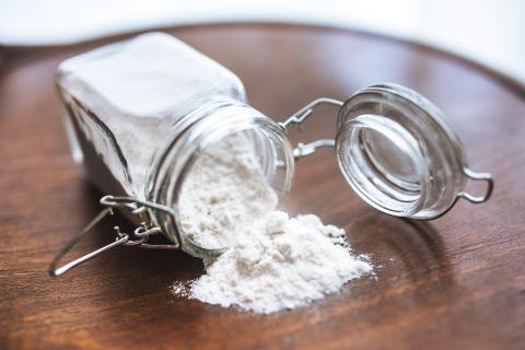 Flour; powder. The Thai for "flour; powder" is "แป้ง".