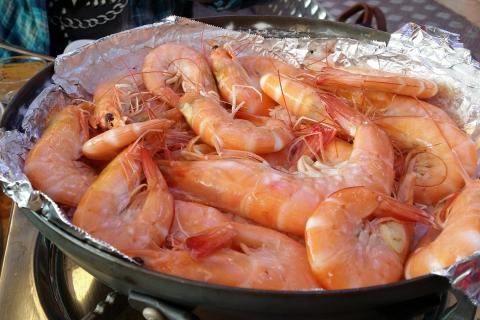 Shrimp. The Thai for "shrimp" is "กุ้ง".