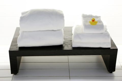 Towel. The Thai for "towel" is "ผ้าขนหนู".