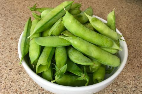 Sugar peas. The Thai for "sugar peas" is "ถั่วลันเตา".