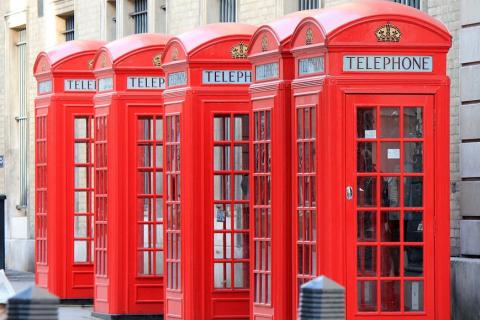 Telephone booth; telephone box. The Thai for "telephone booth; telephone box" is "ตู้โทรศัพท์".
