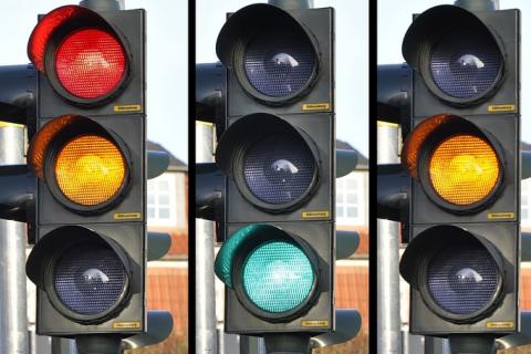 Traffic light; traffic signal. The Thai for "traffic light; traffic signal" is "สัญญาณไฟจราจร".