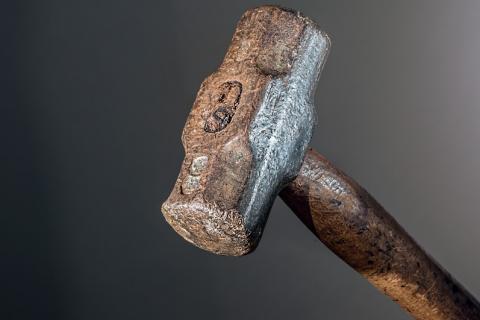 Hammer. The Thai for "hammer" is "ค้อน".