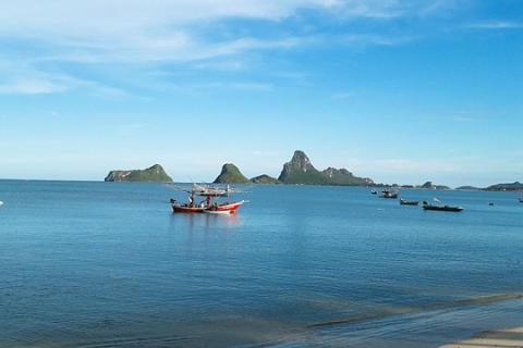 Prachuap Khiri Khan (city in the south of Thailand). The Thai for "Prachuap Khiri Khan (city in the south of Thailand)" is "ประจวบคีรีขันธ์".