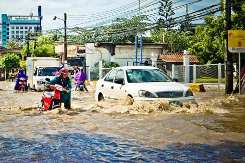 To flood; to inundate. The Thai for "to flood; to inundate" is "ท่วม".
