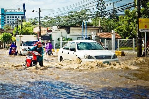 To flood; to inundate. The Thai for "to flood; to inundate" is "ท่วม". To flood; to inundate. The Thai for "to flood; to inundate" is "ท่วม".