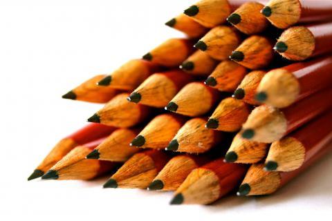 Pencil. The Thai for "pencil" is "ดินสอ".