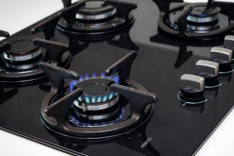 Gas stove. The Thai for "gas stove" is "เตาแก๊ส".