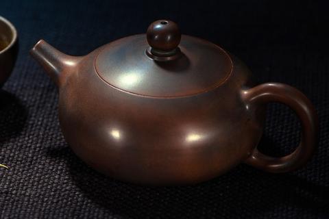 Teapot. The Thai for "teapot" is "กาน้ำชา".