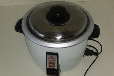 Rice cooker. The Thai for "rice cooker" is "หม้อหุงข้าว".