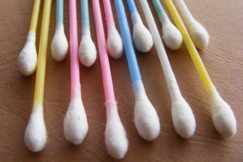 Cotton buds. The Thai for "cotton buds" is "ไม้ปั่นหู".