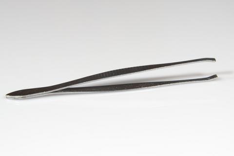 Tweezers. The Thai for "tweezers" is "แหนบ".