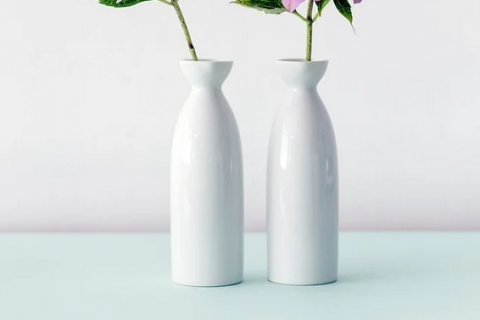 Vase. The Thai for "vase" is "แจกัน".
