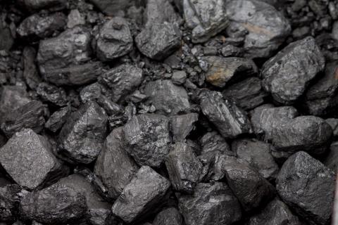 Coal. The Thai for "coal" is "ถ่านหิน".