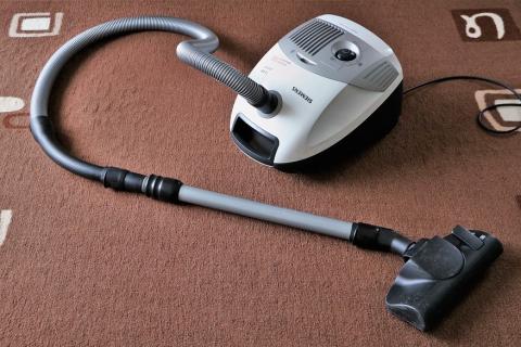 Vacuum cleaner. The Thai for "vacuum cleaner" is "เครื่องดูดฝุ่น".