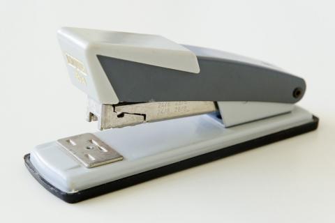 Stapler. The Thai for "stapler" is "เครื่องเย็บกระดาษ".