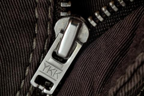 Zip; zipper. The Thai for "zip; zipper" is "ซิป".