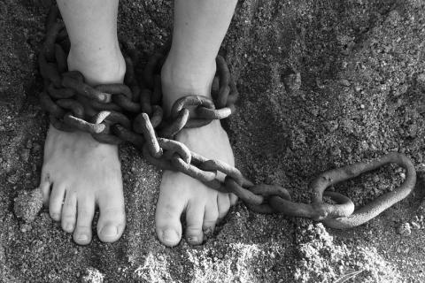 To chain; to tie. The Thai for "to chain; to tie" is "ล่าม".