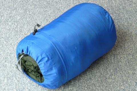 Sleeping bag. The Thai for "sleeping bag" is "ถุงนอน".