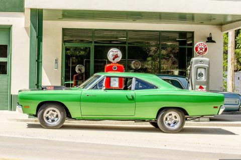 A petrol car. The Thai for "a petrol car" is "รถน้ำมัน".