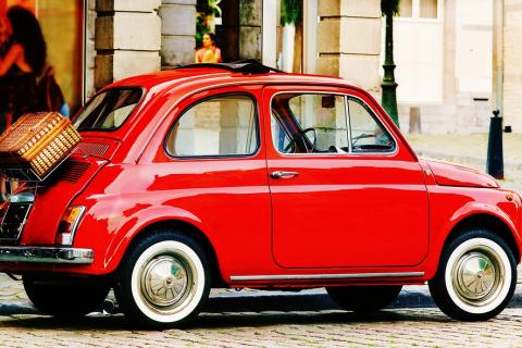 A red car. The Thai for "a red car" is "รถสีแดง".