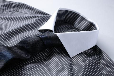 A shirt and tie. The Thai for "a shirt and tie" is "เสื้อเชิ้ตและเน็กไท".