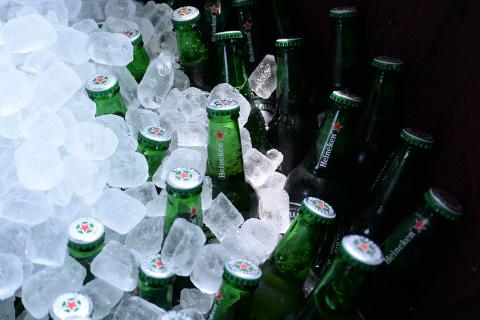 Several bottles of beer. The Thai for "several bottles of beer" is "เบียร์หลายขวด".