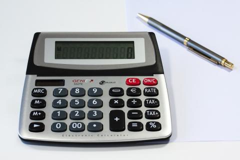 A calculator and a pen. The Thai for "a calculator and a pen" is "เครื่องคิดเลขและปากกา".