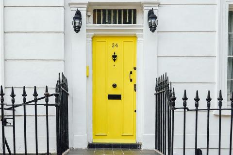 A yellow door. The Thai for "a yellow door" is "ประตูสีเหลือง".