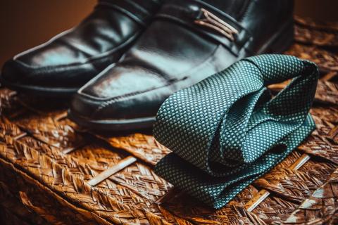 A pair of shoes and a tie. The Thai for "a pair of shoes and a tie" is "รองเท้าหนึ่งคู่และเน็กไทหนึ่งเส้น". A pair of shoes and a tie. The Thai for "a pair of shoes and a tie" is "รองเท้าหนึ่งคู่และเน็กไทหนึ่งเส้น".