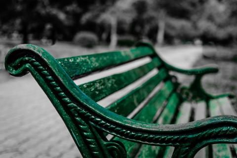 A green bench. The Thai for "a green bench" is "ม้านั่งสีเขียว".
