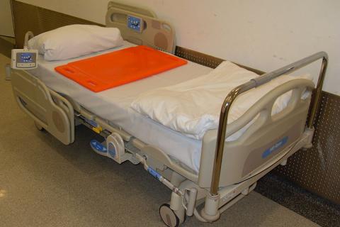 A hospital bed. The Thai for "a hospital bed" is "เตียงผู้ป่วย".