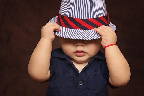 A boy and a hat. The Thai for "a boy and a hat" is "เด็กผู้ชายและหมวก".