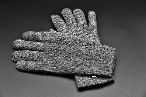 A pair of grey gloves. The Thai for "a pair of grey gloves" is "ถุงมือสีเทาหนึ่งคู่".