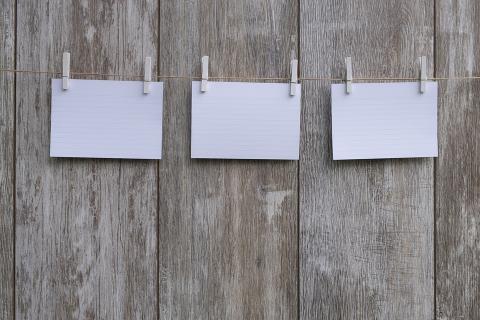 Three sheets of paper. The Thai for "three sheets of paper" is "กระดาษสามแผ่น".