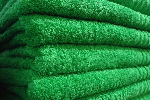 Green bath towels. The Thai for "green bath towels" is "ผ้าเช็ดตัวสีเขียว".