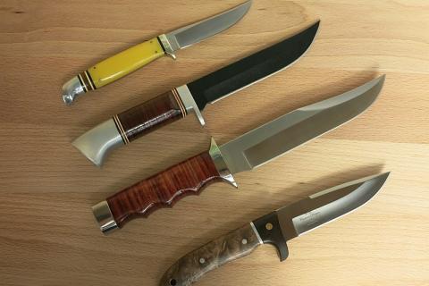 Four knives. The Thai for "four knives" is "มีดสี่เล่ม".