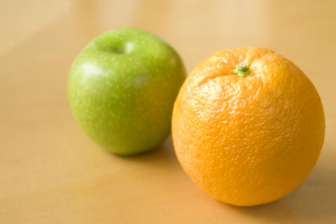 A green apple and an orange. The Thai for "a green apple and an orange" is "แอปเปิ้ลเขียวและส้ม".