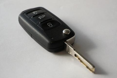 A car key. The Thai for "a car key" is "กุญแจรถ".