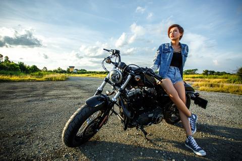 A woman and a motorbike. The Thai for "a woman and a motorbike" is "ผู้หญิงและมอร์เตอร์ไซค์".