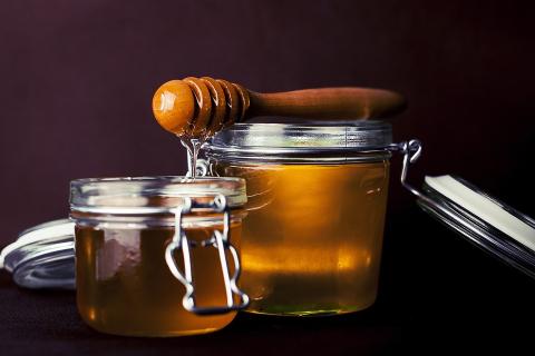 Two glass jars of honey. The Thai for "two glass jars of honey" is "น้ำผึ้งสองโหล".