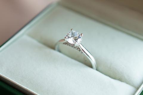 A diamond ring. The Thai for "a diamond ring" is "แหวนเพชรหนึ่งวง".