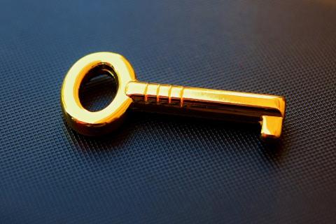 A golden key. The Thai for "a golden key" is "กุญแจสีทอง".
