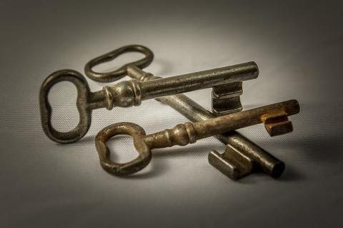 Three keys. The Thai for "three keys" is "กุญแจสามดอก".