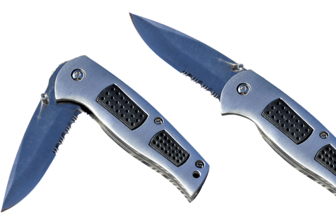 Two pocket knives. The Thai for "two pocket knives" is "มีดพกสองเล่ม".