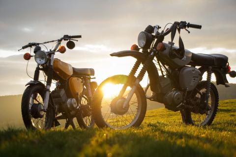 Two motorbikes. The Thai for "two motorbikes" is "มอร์เตอร์ไซค์สองคัน".