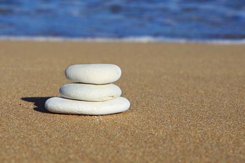 Three white stones. The Thai for "three white stones" is "หินสีขาวสามก้อน".